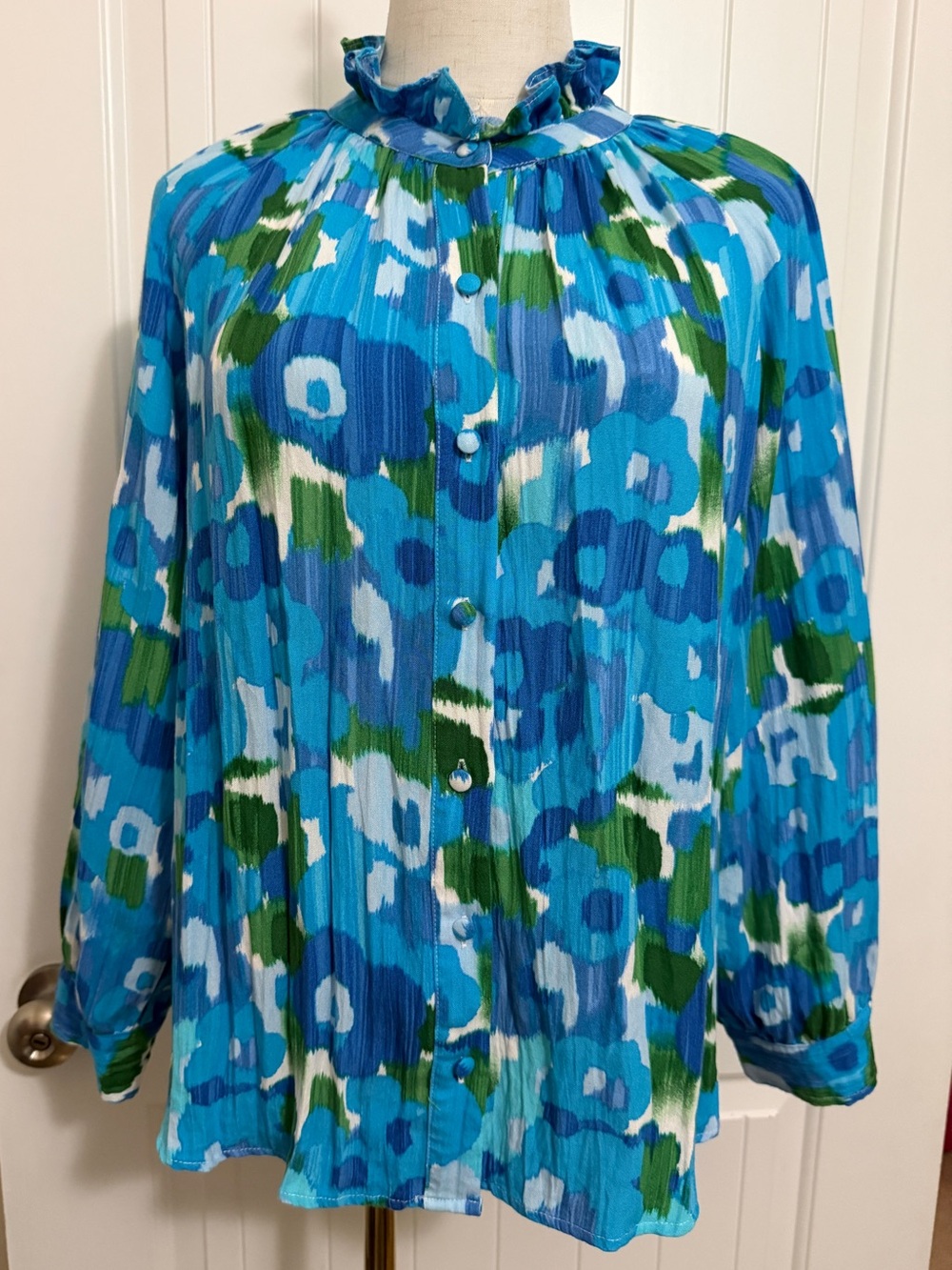 Pomander Place Vibrant Blue and Green Floral Ruffled Neck Button Up Top Large